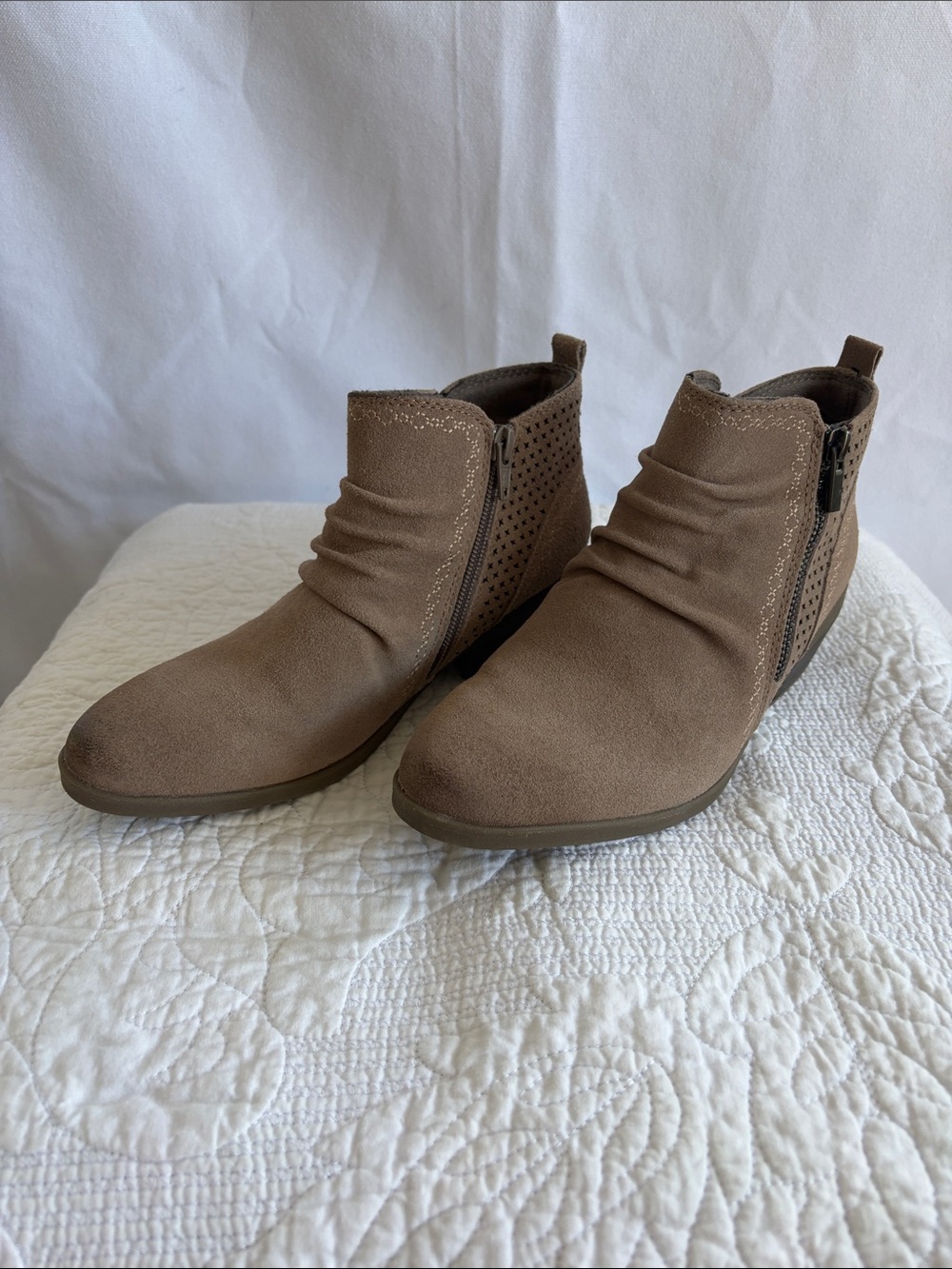 Women's Earth Origins Taupe Ankle Booties with Side Zips, US 7